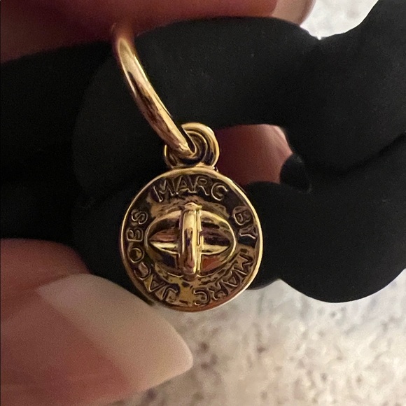 Marc by Marc Jacobs Gold Turnlock Black Chubby Link Stretch Bracelet - Picture 2 of 4